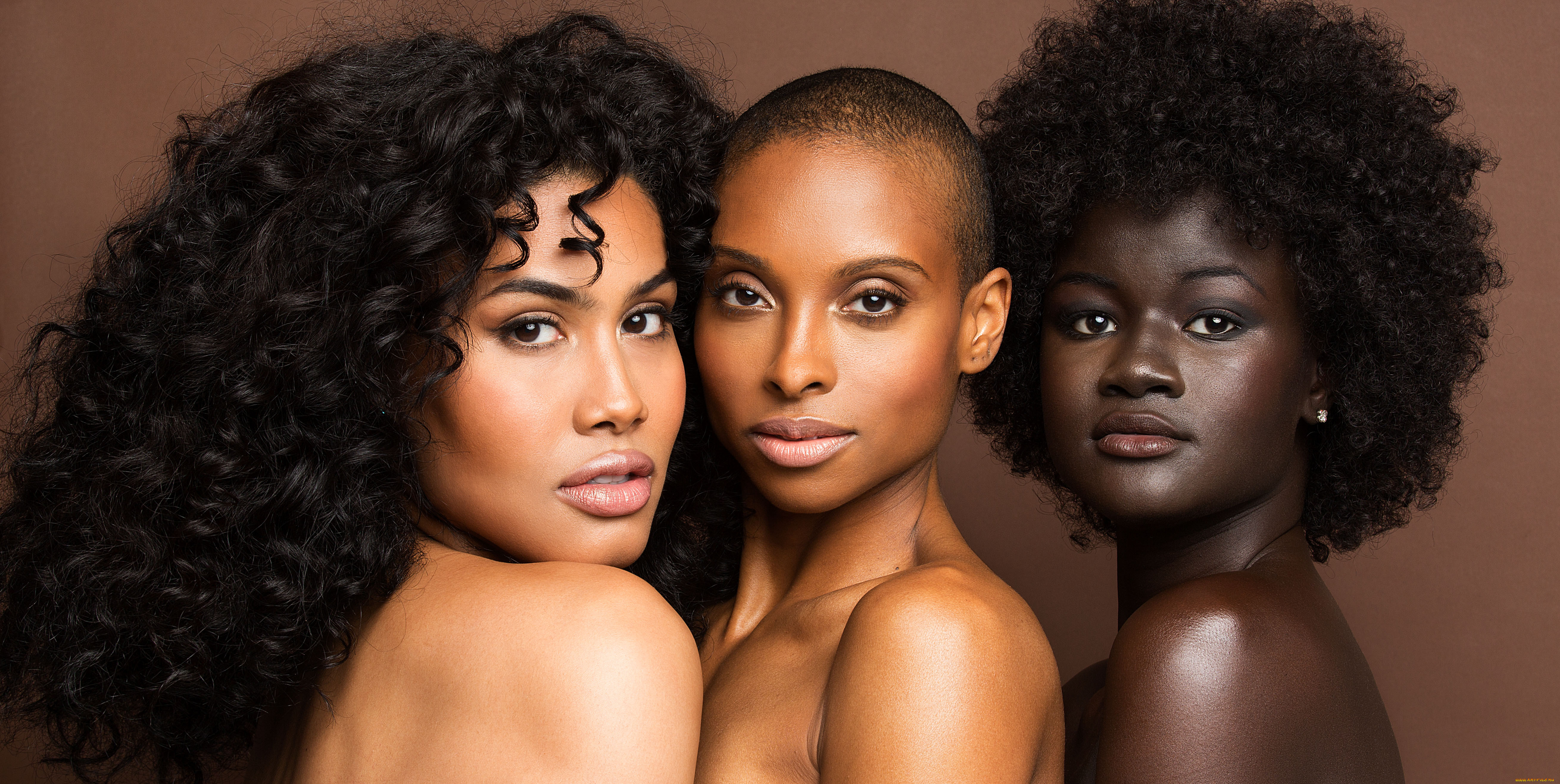 Негритянку трое. Темнокожие девушки. Оттенки кожи афроамериканцев. Темнокожий и светлокожий. Девушки с разным цветом кожи.